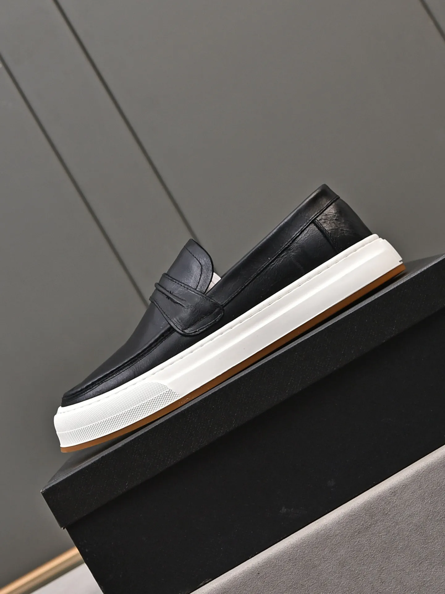 👟👟👟Men's Men's Shoes💰P440 [Top Cowhide]🆕🔥New Updates🔥👟PRADA (Prada) new products are released, imported soft cowhide, fashionable to allow air to penetrate the entire shoe, Niu B's shoes [strong] bring an extremely comfortable and breathable feeling! Beautiful inside and out! Exquisite workmanship, top-grade cowhide material, 😌Size: 38~44, single color choice.